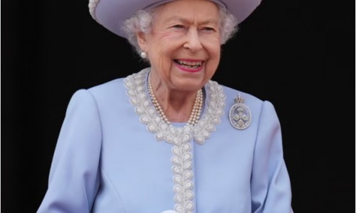 英国女王登基70周年庆典——那些女王独爱的铂金胸针